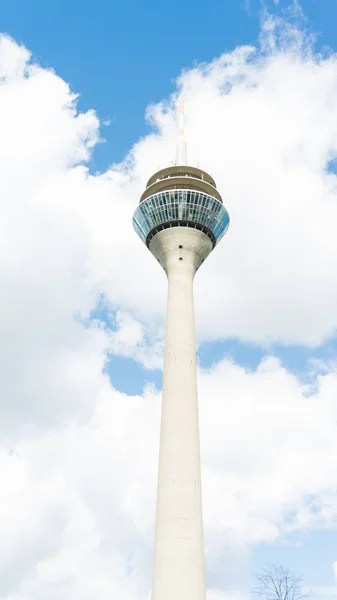 TV-tornet i Düsseldorf på molnigt himmel bakgrund. Tyskland — Stockfoto
