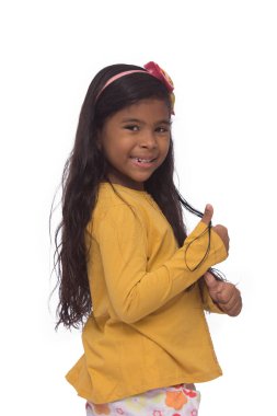 Sarı tişörtlü siyah kız oynuyor, beyaz arkaplanlı fotoğraf.