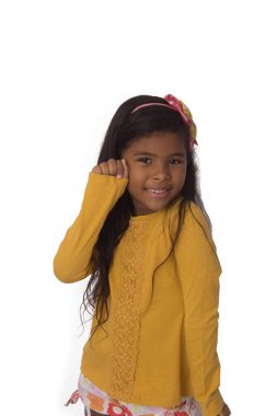 Sarı tişörtlü siyah kız oynuyor, beyaz arkaplanlı fotoğraf.