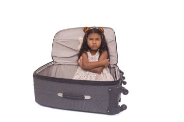 Güzel bir kız bir bavulun içinde oynuyor, beyaz tenli..