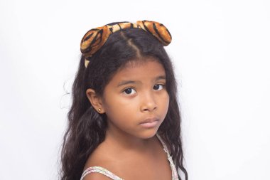 Üzgün bakışlı güzel bir kız. İzole edilmiş.