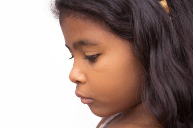 Güzel kız yalnız olduğunu düşünüyor..