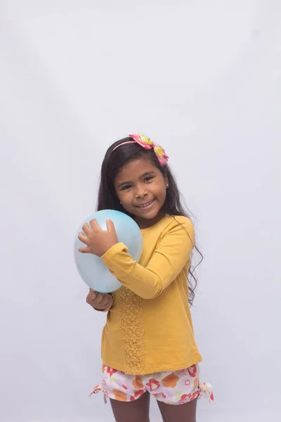 Niño Jugando Con Globo Aislado —  Fotos de Stock