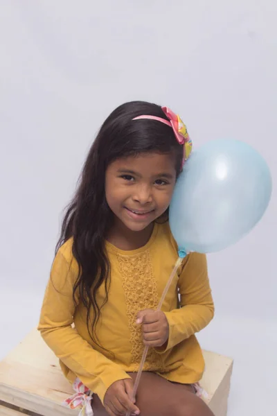 Niño Jugando Con Globo Aislado —  Fotos de Stock