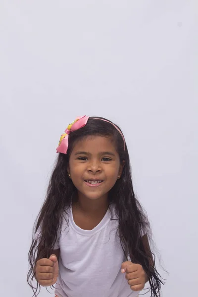 Chica Negra Camisa Blanca Jugando Foto Con Fondo Blanco —  Fotos de Stock