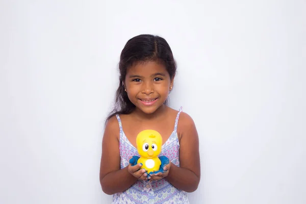Dziewczyna Dłońmi Malowane Niebiesko Pokazując Jej Zabawki — Zdjęcie stockowe
