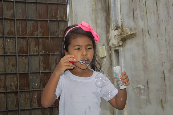 Niño Jugando Con Burbujas Jabón — Foto de Stock