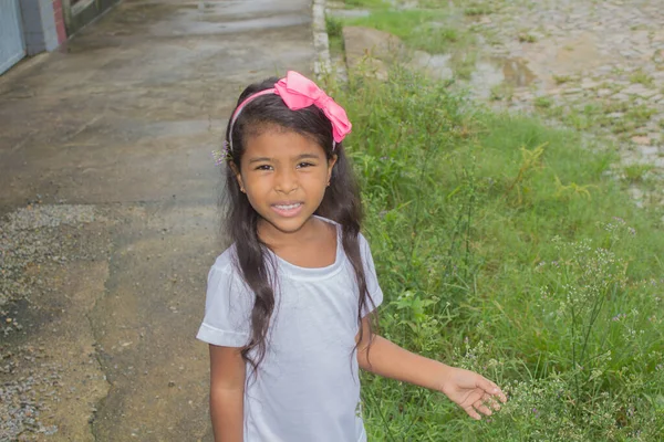 Linda Niña Divirtiéndose Campo —  Fotos de Stock