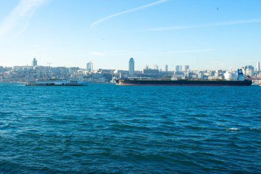 İstanbul, İstanbul ve Marmara 'da İstanbul Boğazı' nın Anadolu kıyılarında balık tutan insanlar. İstanbul 'daki Corniche Parkı' nda deniz kenarında yürüyen insanlar. Bakire Kulesi. İstanbul hindisi. 12,01,2020
