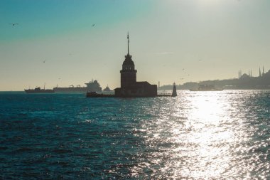 İstanbul, İstanbul ve Marmara 'da İstanbul Boğazı' nın Anadolu kıyılarında balık tutan insanlar. İstanbul 'daki Corniche Parkı' nda deniz kenarında yürüyen insanlar. Bakire Kulesi. İstanbul hindisi. 12,01,2020