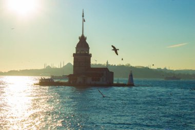 İstanbul, İstanbul ve Marmara 'da İstanbul Boğazı' nın Anadolu kıyılarında balık tutan insanlar. İstanbul 'daki Corniche Parkı' nda deniz kenarında yürüyen insanlar. Bakire Kulesi. İstanbul hindisi. 12,01,2020