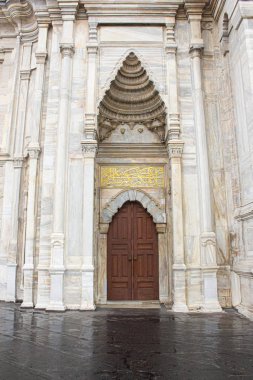 Nuruosmaniye Camii, İstanbul 'da inşa edilen ilk barok camii. Chemberlitash bölgesinde yer almaktadır. 1748-1755 yılları arasında inşa edilmiş. Hindi İstanbul. 01 / 14 / 2020