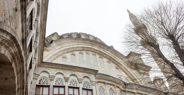 Nuruosmaniye Camii, İstanbul 'da inşa edilen ilk barok camii. Chemberlitash bölgesinde yer almaktadır. 1748-1755 yılları arasında inşa edilmiş. Hindi İstanbul. 01 / 14 / 2020