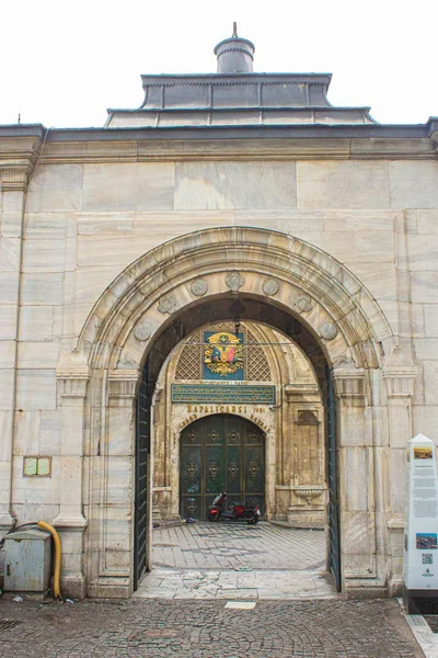 Kapalı Çarşı, İstanbul 'daki Büyük Pazar manzarasına açılan kapıdır. Kapalı Çarşı, İstanbul 'un en eski alışveriş merkezlerinden biridir. Nuruosmaniye kapısı, 146 Türkiye, İstanbul. 01 / 14 / 2020
