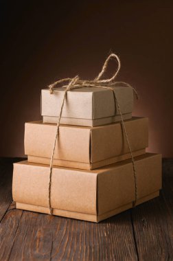 Kutuları kahverengi zemin üzerine