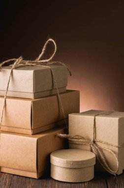 Kutuları kahverengi zemin üzerine