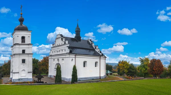 Herbstlandschaft mit Kirche — Stockfoto