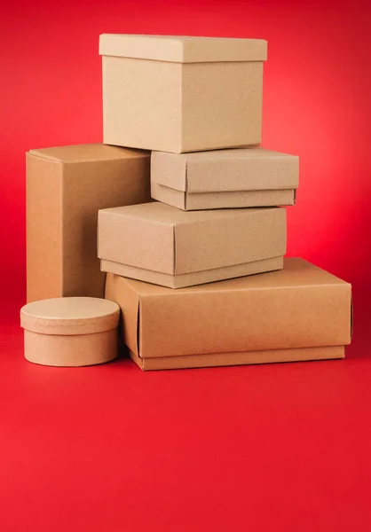 Cajas sobre fondo rojo — Foto de Stock
