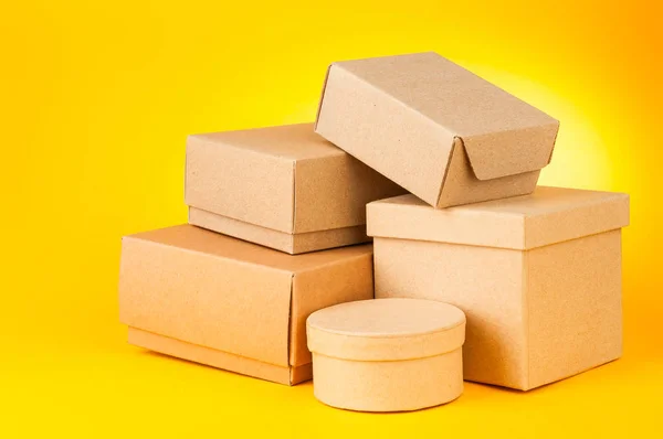 Cajas sobre fondo amarillo — Foto de Stock