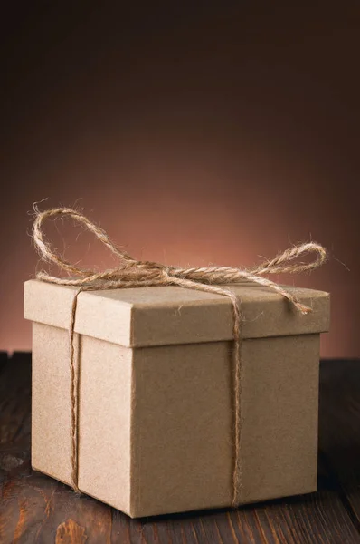 Caja de regalo sobre fondo de madera viejo — Foto de Stock