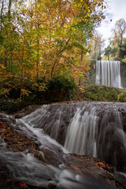 Sonbahar mevsiminde şelaleli bir nehir.