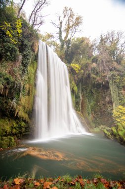 Sonbahar mevsiminde şelaleli bir nehir.