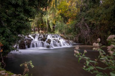 Sonbahar mevsiminde şelaleli bir nehir.