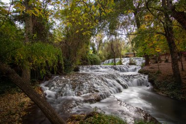 Sonbahar mevsiminde şelaleli bir nehir.
