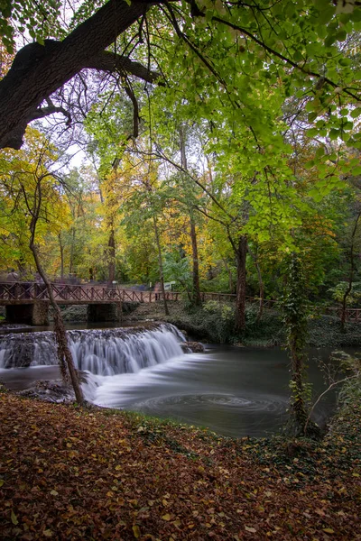 秋の滝のある川 — ストック写真