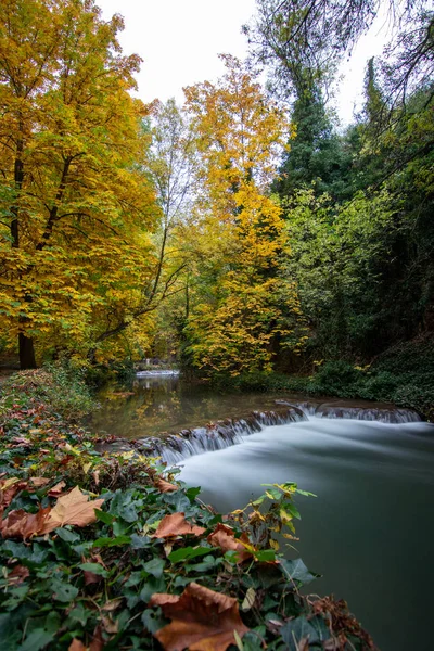 Río Con Cascada Temporada Otoño — Foto de Stock