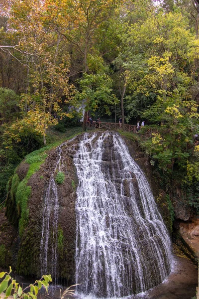 秋の滝のある川 — ストック写真