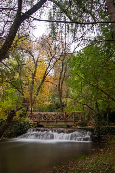 秋の滝のある川 — ストック写真