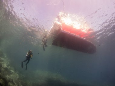 Dalgıçla ve teknenin dibiyle sualtı manzarası
