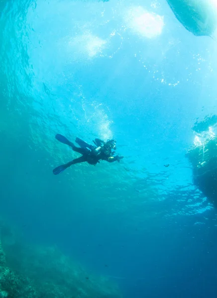 Unterwasserlandschaft Mit Taucher Und Bootsboden — Stockfoto