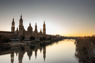Ebro nehri ile Zaragoza 'daki Pilar Bazilikası