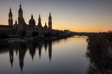 Ebro nehri ile Zaragoza 'daki Pilar Bazilikası