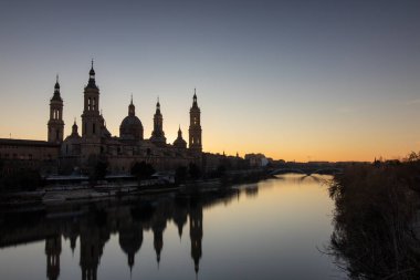 Ebro nehri ile Zaragoza 'daki Pilar Bazilikası