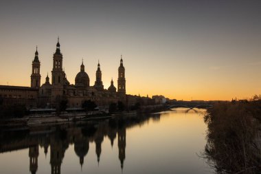 Ebro nehri ile Zaragoza 'daki Pilar Bazilikası