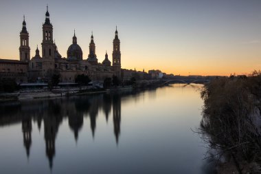 Ebro nehri ile Zaragoza 'daki Pilar Bazilikası