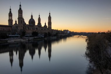 Ebro nehri ile Zaragoza 'daki Pilar Bazilikası
