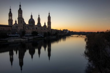 Ebro nehri ile Zaragoza 'daki Pilar Bazilikası