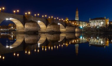 Ebro nehri ile Zaragoza 'daki Pilar Bazilikası