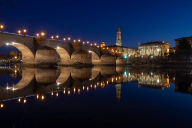 Ebro nehri ile Zaragoza 'daki Pilar Bazilikası