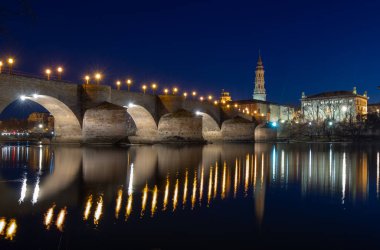 Ebro nehri ile Zaragoza 'daki Pilar Bazilikası