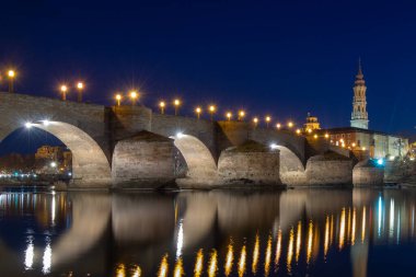 Ebro nehri ile Zaragoza 'daki Pilar Bazilikası