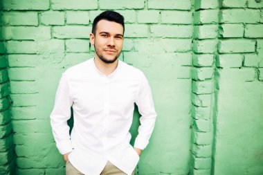 Sakallı yakışıklı genç