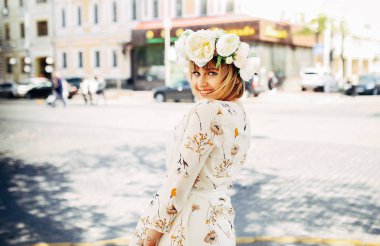 Çelenk başında olan güzel kadın