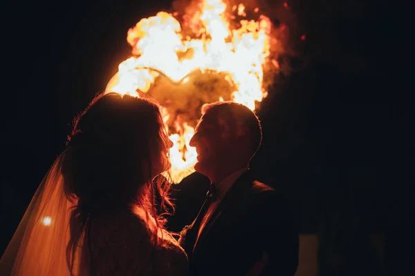 Kärleksfull bröllopsparet och brinnande hjärta — Stockfoto