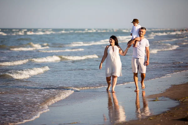 Młoda, szczęśliwa Rodzina, spacerując brzegiem morza — Zdjęcie stockowe