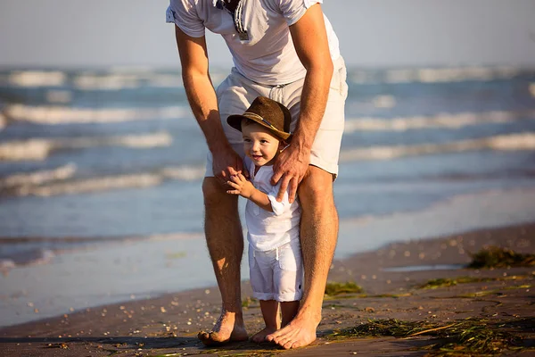 Jovem família feliz andando na praia — Fotografia de Stock